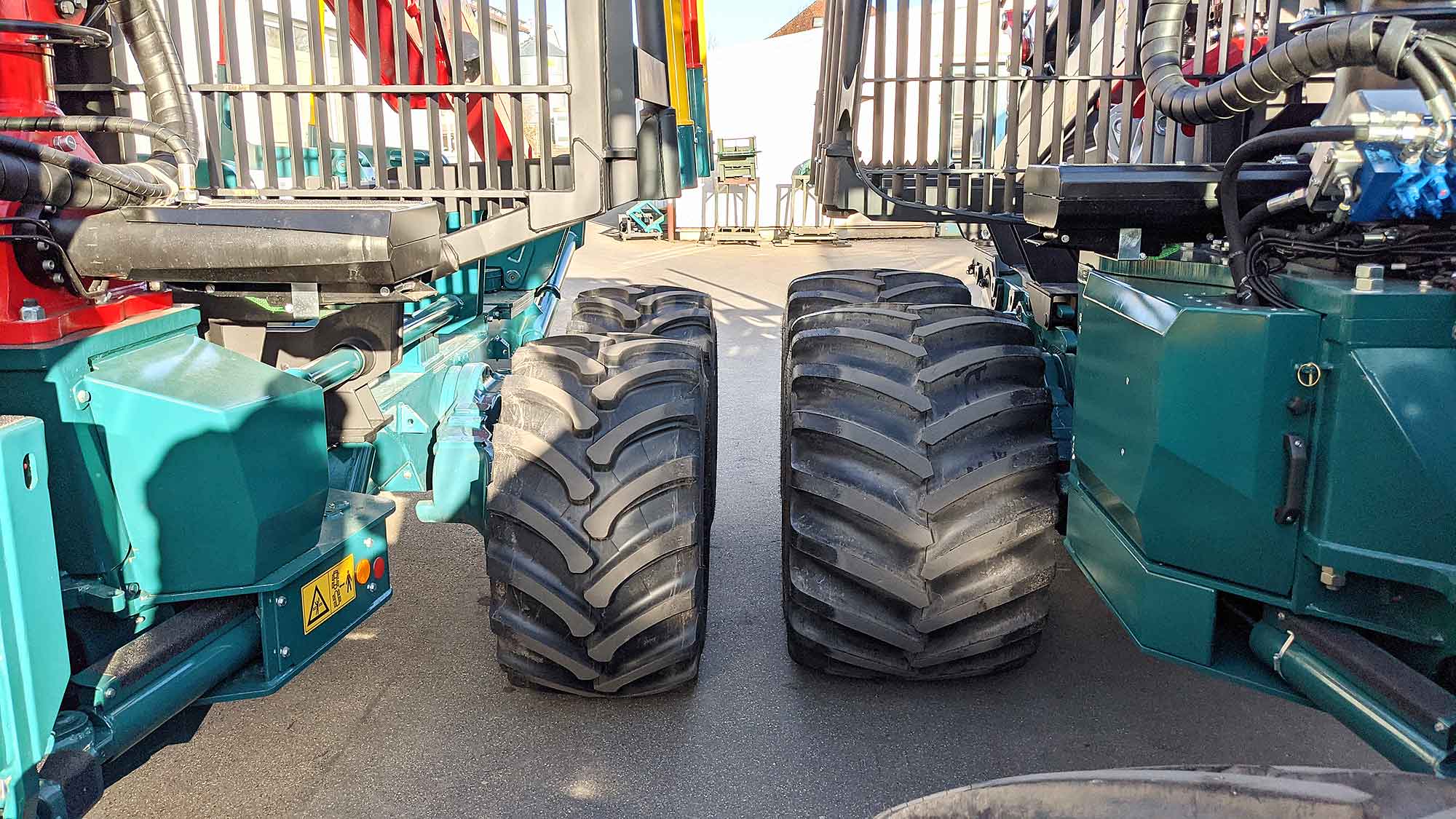HSM 208F 12t, in comparison visible, the advantages with tires Bigfoot 940 mm wide to 710 mm wide at 3000 mm machine outer width.